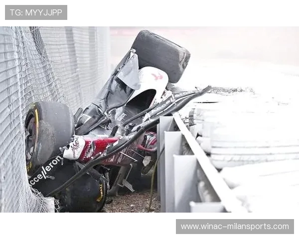 赛车被追尾旋转三圈