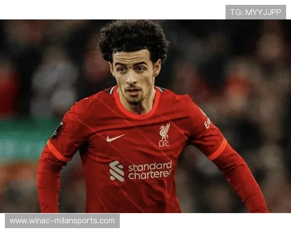 利物浦柯蒂斯·琼斯贴身摆脱 利物浦柯蒂斯·琼斯贴身摆脱