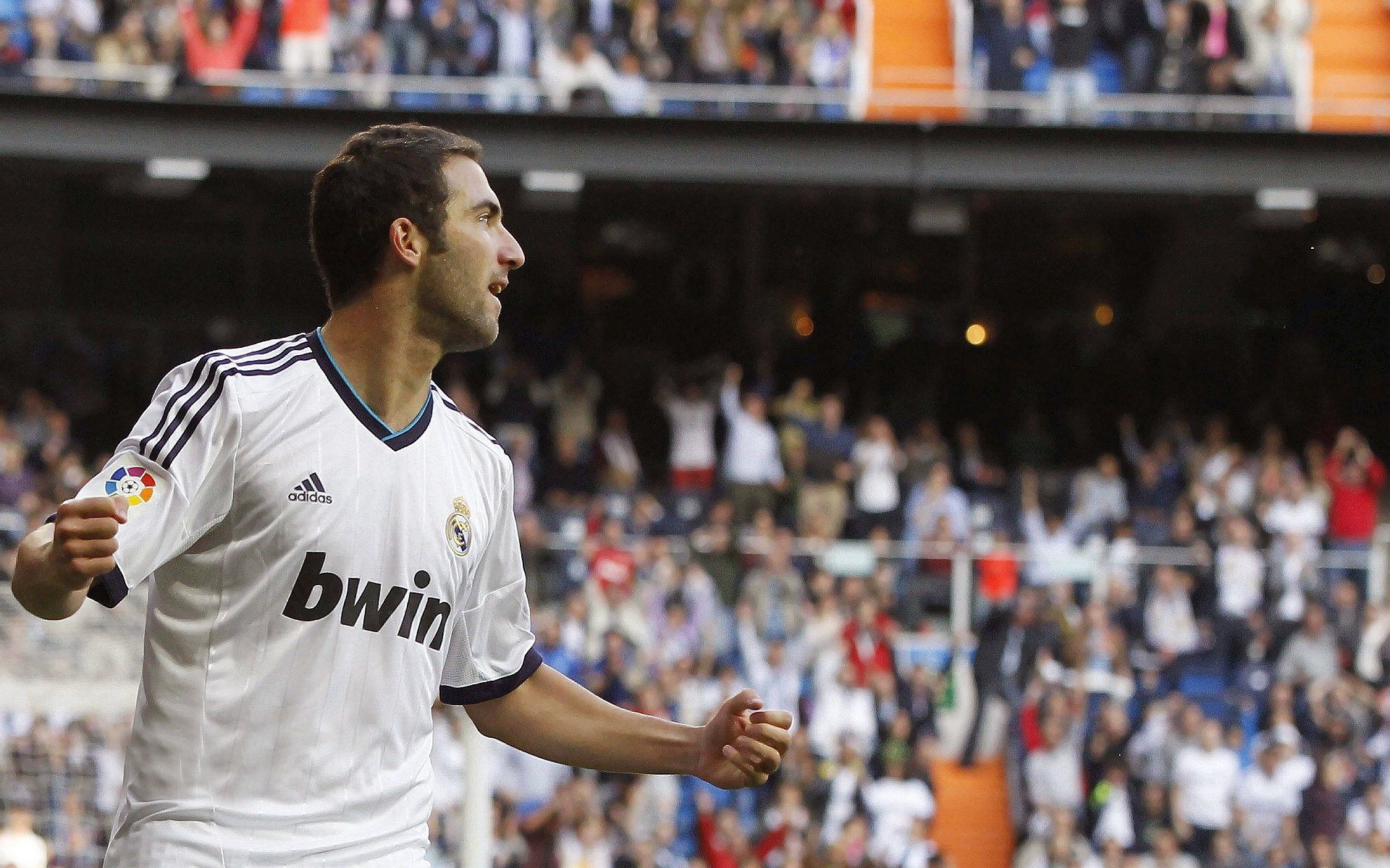 乔纳·隆戈：为全黑队打破全球橄榄球赛事的收视纪录，乔丹橄榄球比赛