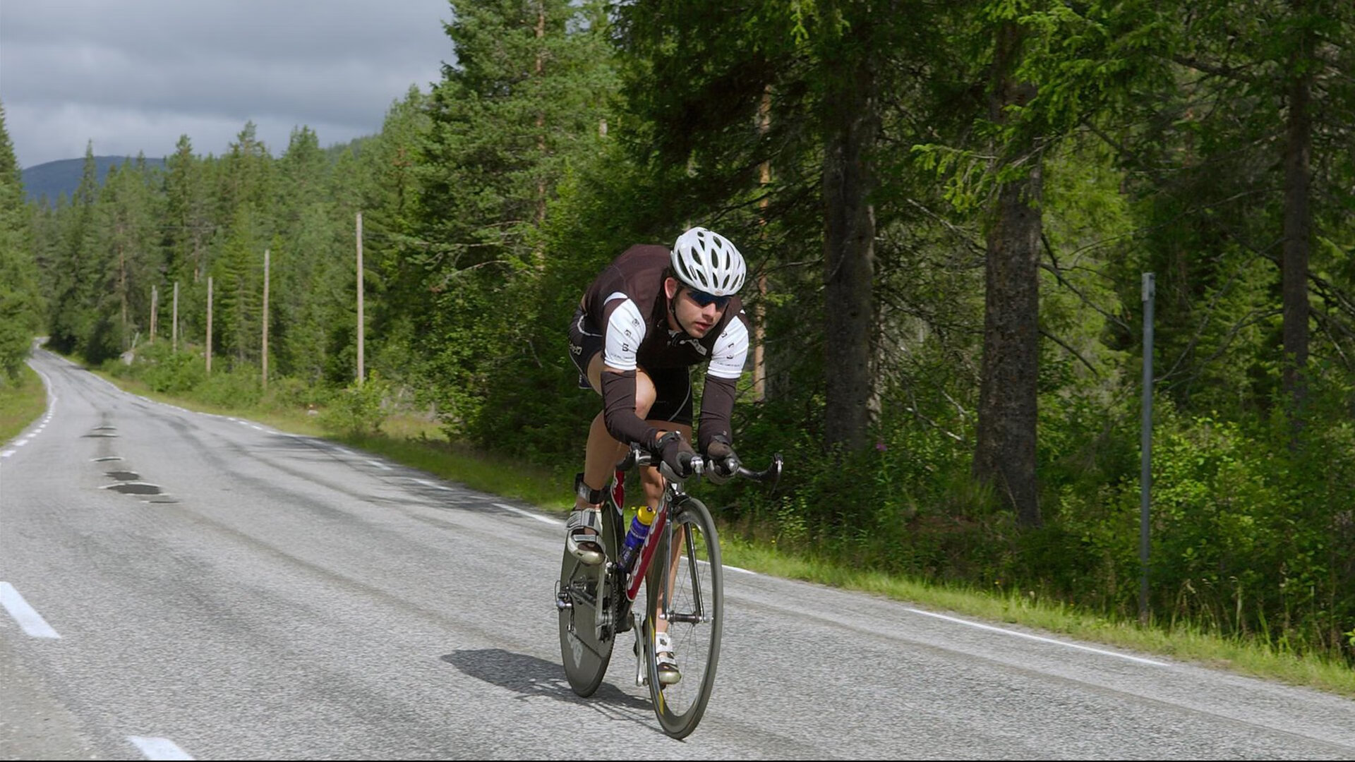 教练鼓励年轻球员大胆尝试在实战中寻找成长与突破机会，教练的鼓励使我更加自信