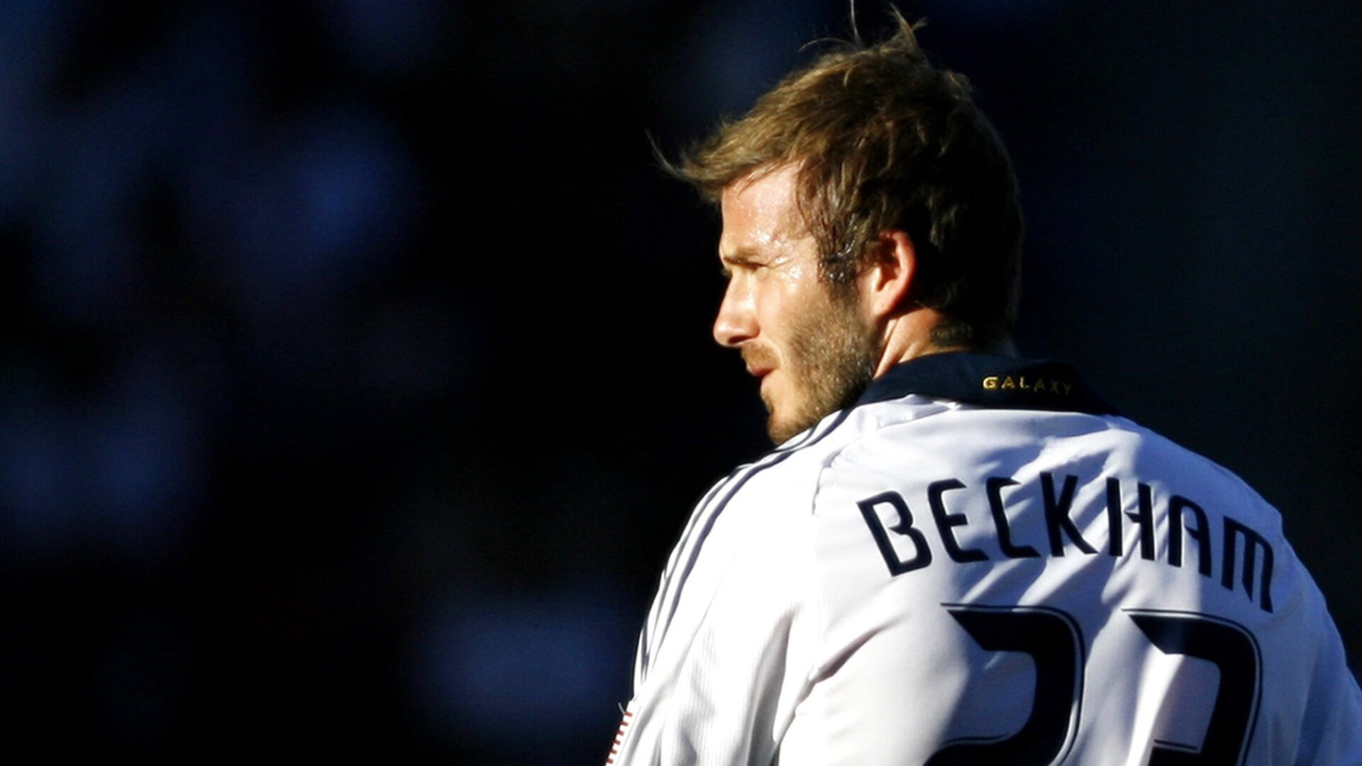 纽卡斯尔中锋背身支点作用明显，纽卡斯尔主客场球衣